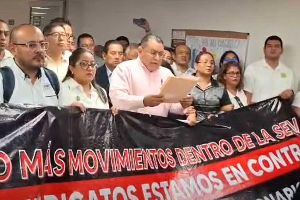 Integrantes de 41 sindicatos magisteriales protestan en las oficinas centrales de la SEV contra el nombramiento de Rachel Guadalupe Hernández Domínguez.
