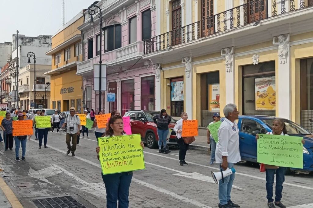 Trabajadores portuarios marchan en Veracruz para exigir devolución de bienes y derechos derivados de la requisa portuaria de 1991