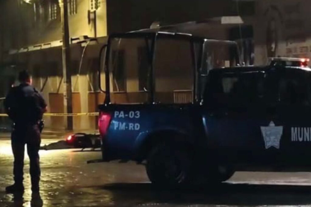 Zona acordonada frente al Palacio Municipal de Rafael Delgado tras una persecución armada que dejó dos personas muertas.