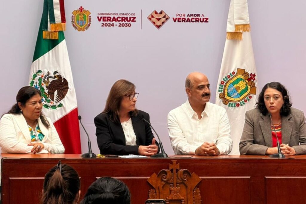Integrantes del SIMVE se manifiestan frente a Palacio de Gobierno durante protesta relacionada con el Programa Vasconcelos en Veracruz.