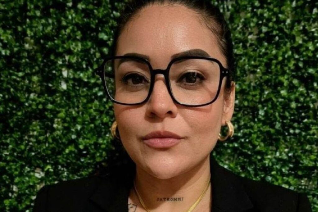 Ficha informativa y fotografía de Roxana Guzmán, periodista desaparecida en Nanchital, Veracruz, mientras continúan las labores de búsqueda
