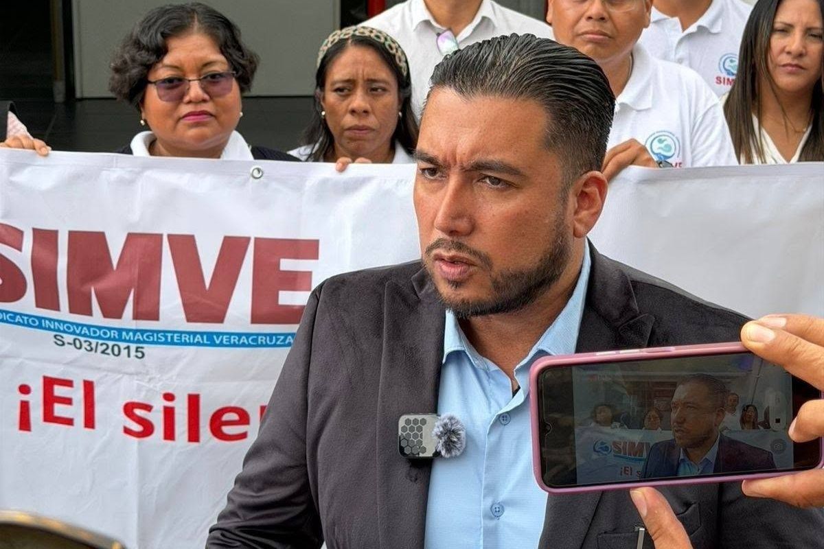 Gerardo Velásquez Maravert durante protesta del SIMVE en Xalapa por el conflicto relacionado con el Programa Vasconcelos Veracruz
