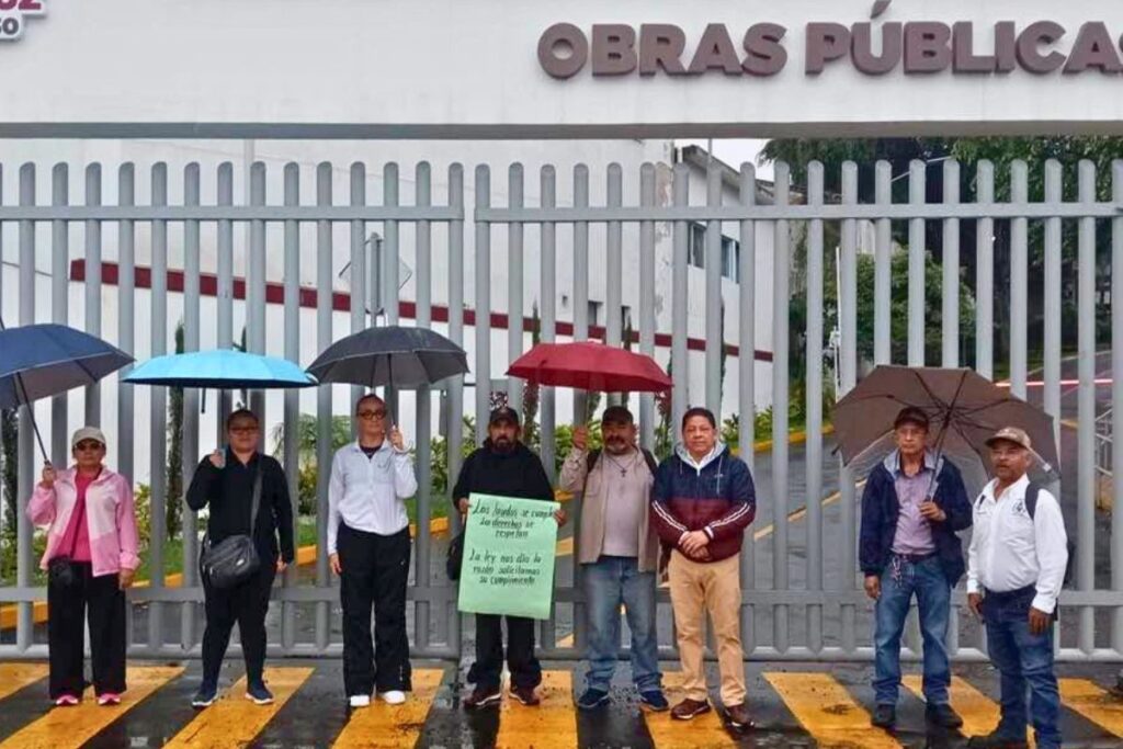 Trabajadores del Gobierno de Veracruz se manifiestan en la SIOP para exigir cumplimiento de sentencias y laudos laborales pendientes.