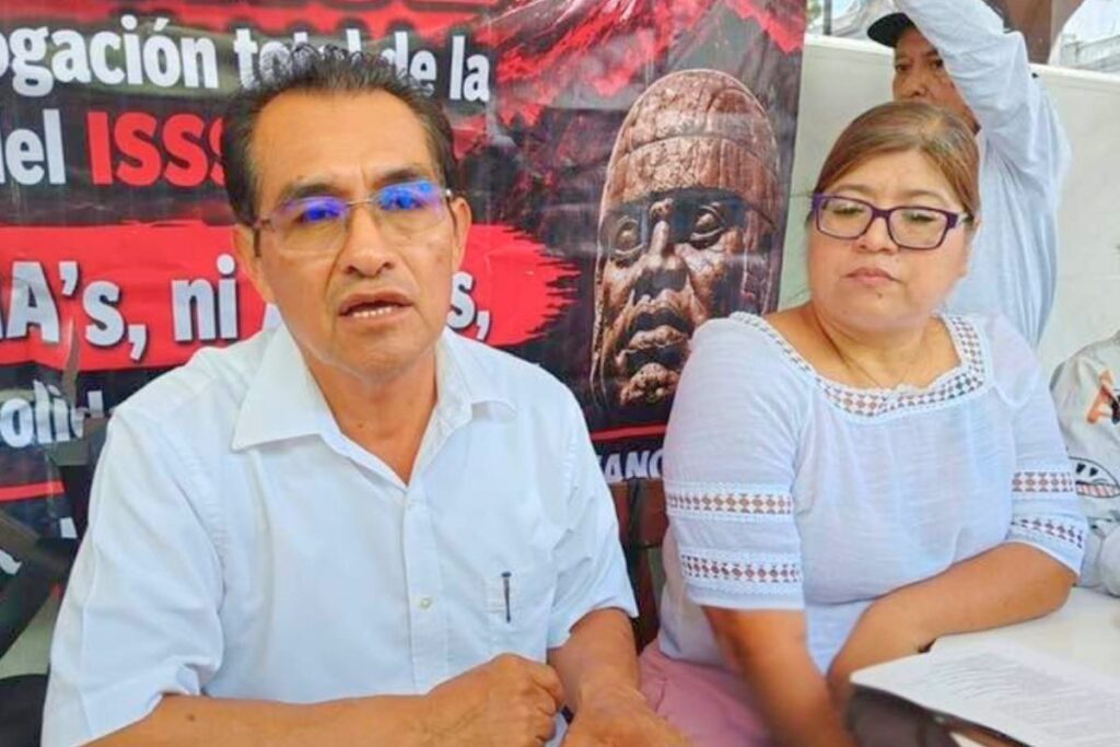 Integrantes del Movimiento Democrático Magisterial Veracruzano exigen la abrogación de la Ley del ISSSTE de 2007 por afectaciones a las pensiones