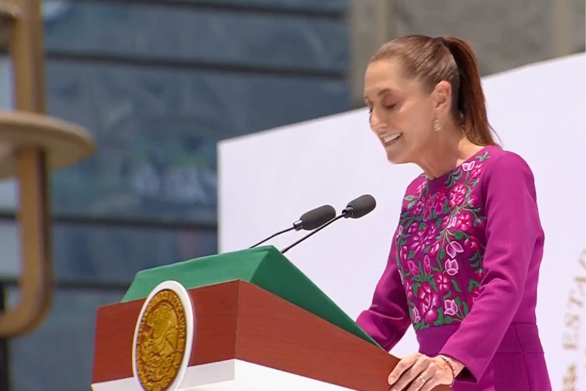 Asistentes siguen el segundo informe de Claudia Sheinbaum bajo altas temperaturas en la Plaza del Heroísmo de Veracruz