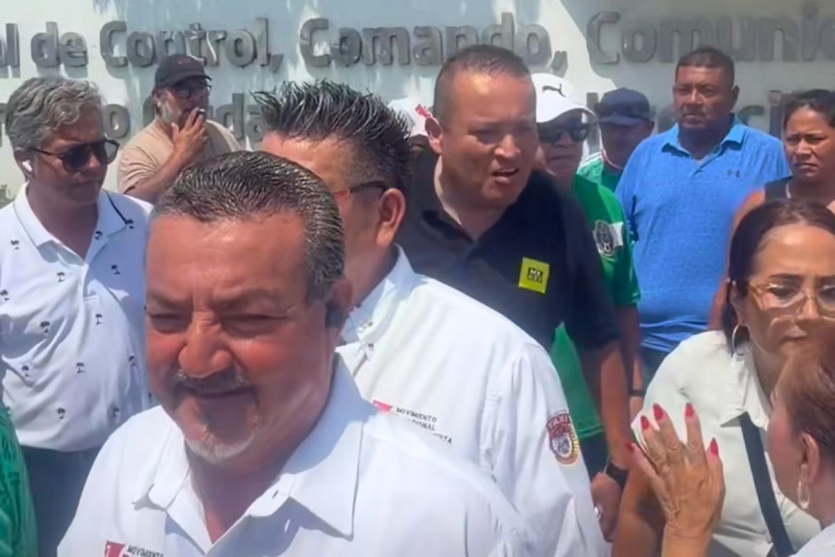 Taxistas se manifiestan frente al C5 en Veracruz para exigir operativos contra vehículos que prestan servicio mediante Uber, DiDi e inDriver.