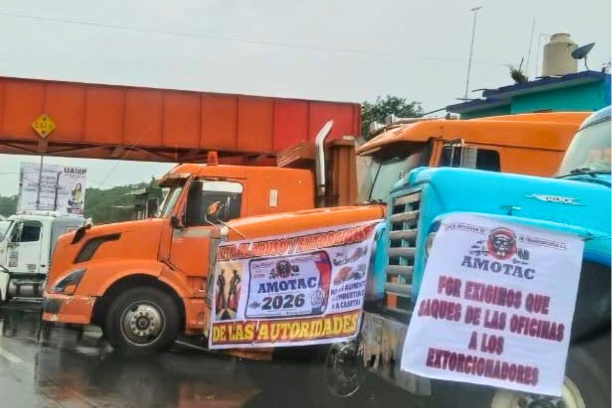 Unidades de AMOTAC durante movilización en carretera de Veracruz con afectaciones al tránsito este 24 de junio