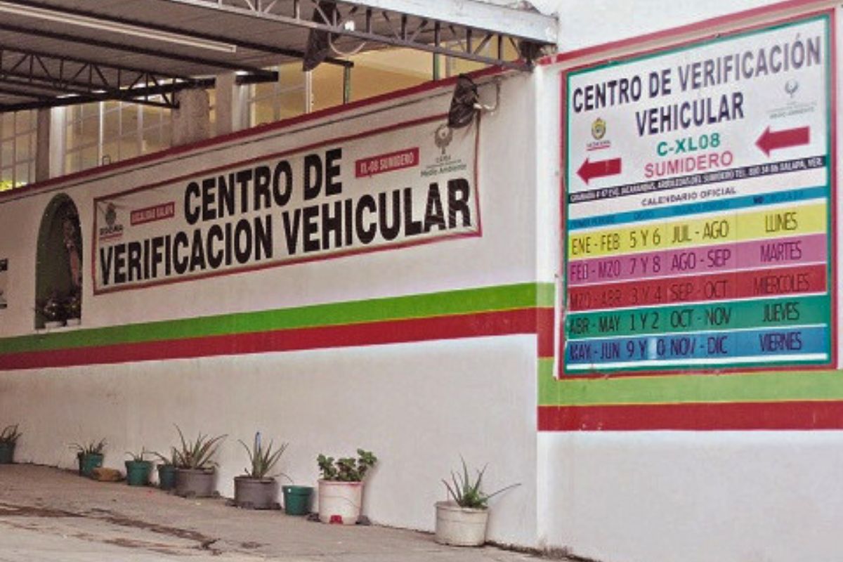 Usuarios realizan filas en verificentros de Veracruz ante la falta de hologramas para concluir la verificación vehicular del primer periodo de 2026.
