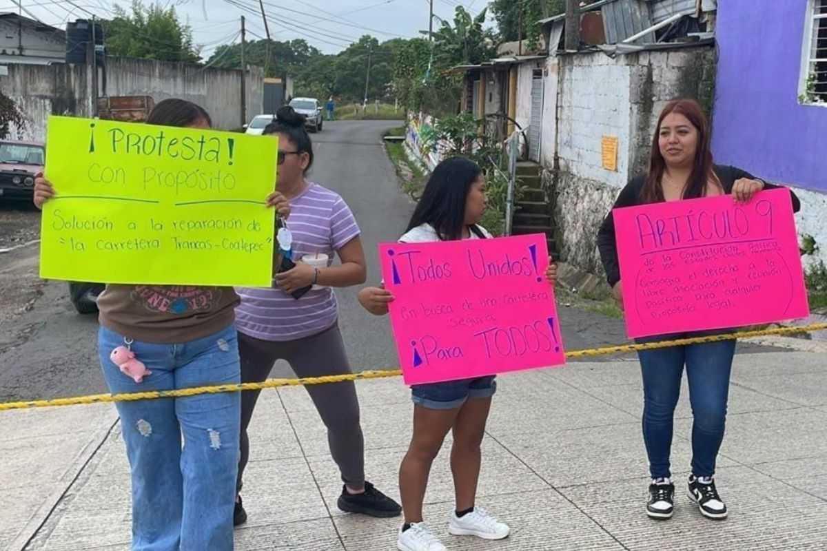 Habitantes bloquean la carretera Coatepec–Trancas, a la altura de Alborada, para exigir la reparación del pavimento.