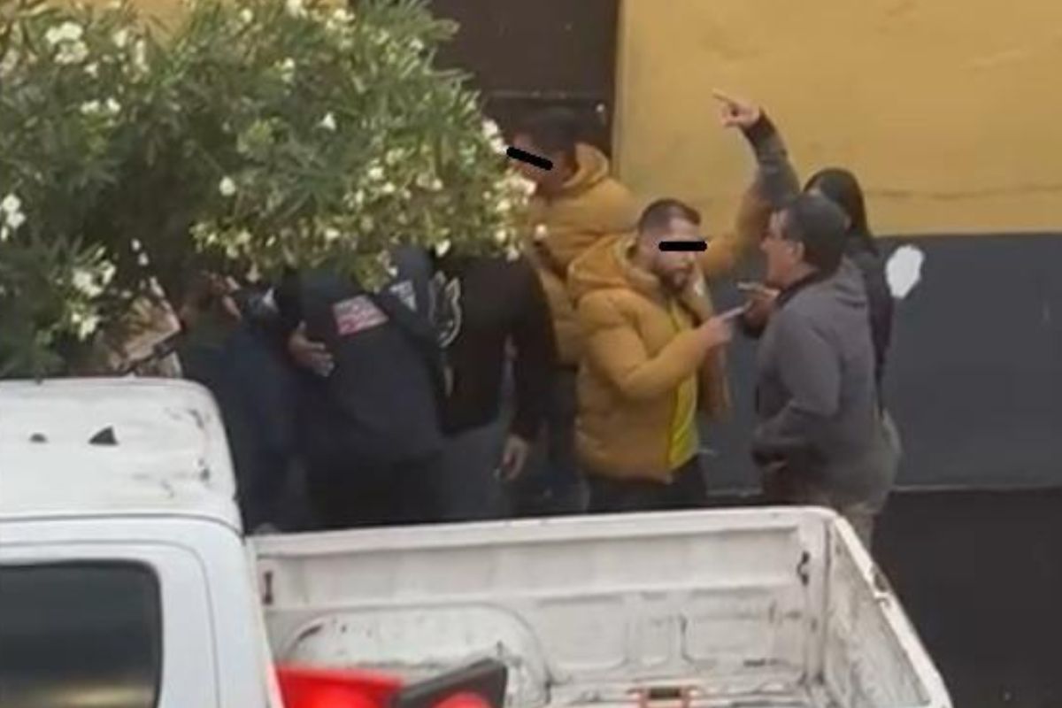 Reporteros agredidos durante una cobertura en Coatepec; el caso cumple tres meses sin avances judiciales.