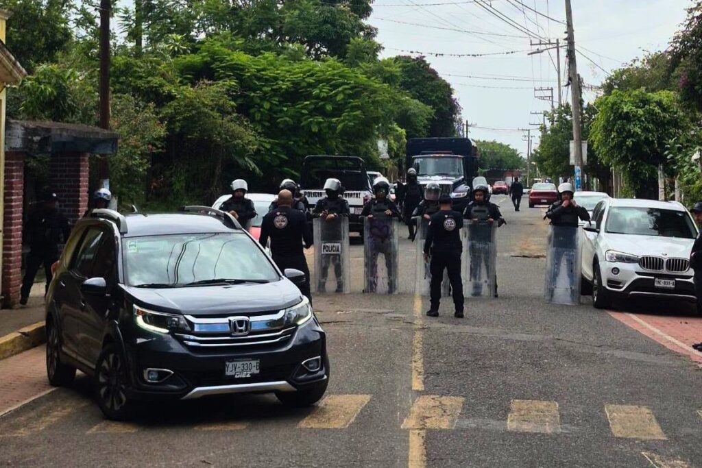 Daniel Baizabal y elementos de la Secretaría de Seguridad Pública durante el desalojo de manifestantes en Las Trancas, Emiliano Zapata, Veracruz.