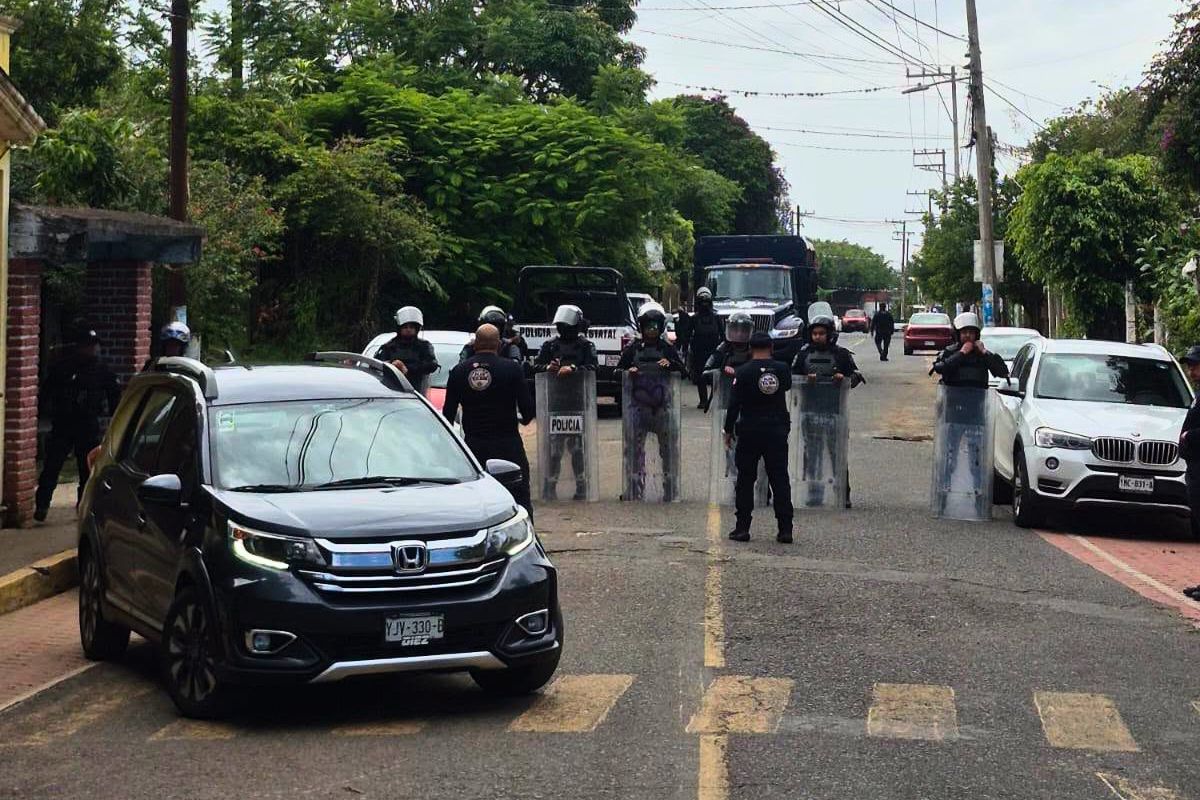 Daniel Baizabal y elementos de la Secretaría de Seguridad Pública durante el desalojo de manifestantes en Las Trancas, Emiliano Zapata, Veracruz.
