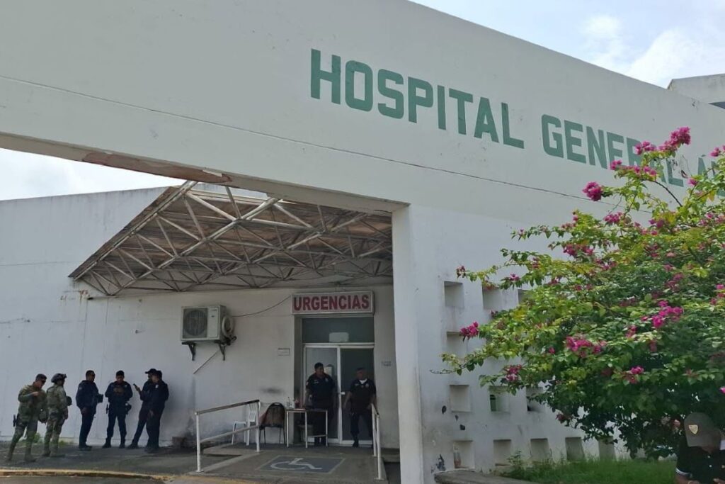 Elementos de seguridad resguardan la escena de un ataque armado en la colonia Progreso de Álamo Temapache, donde una persona murió y un joven resultó herido.