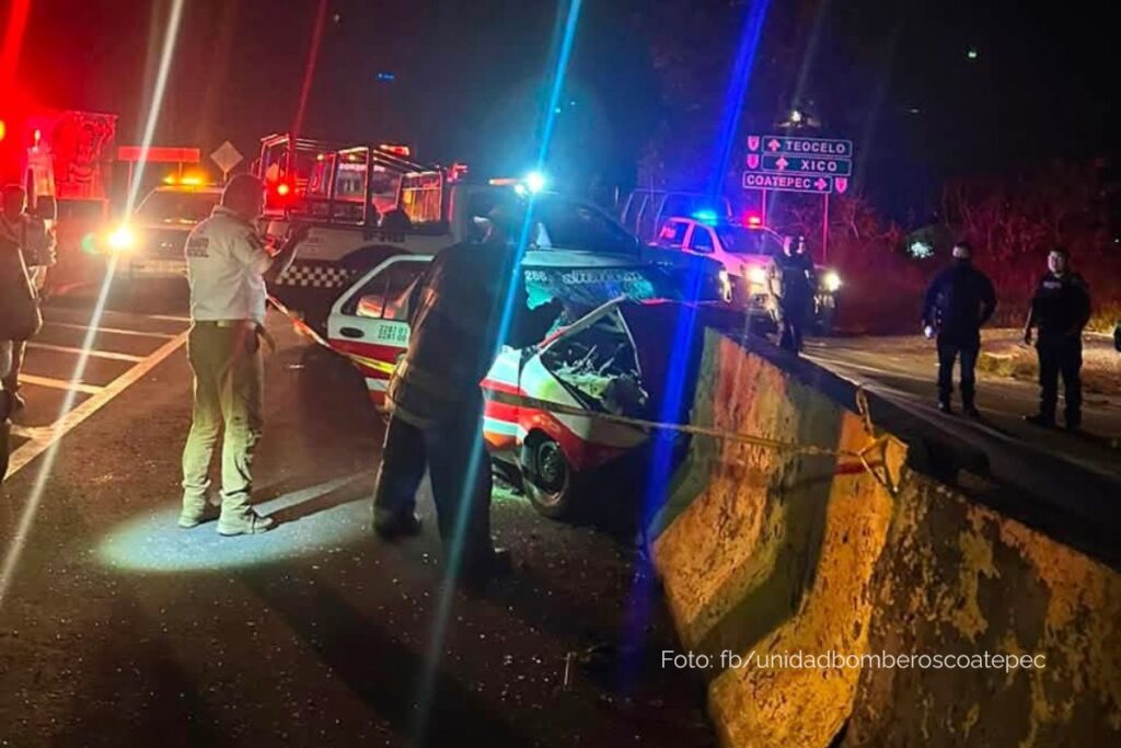 Taxi con daños visibles junto a un muro de contención en el Libramiento de Coatepec, con unidades de Bomberos y policía en el lugar.