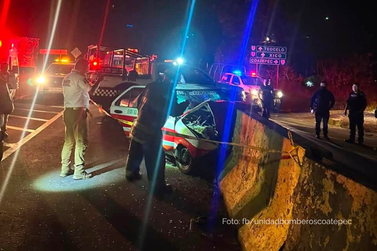 Taxi con daños visibles junto a un muro de contención en el Libramiento de Coatepec, con unidades de Bomberos y policía en el lugar.