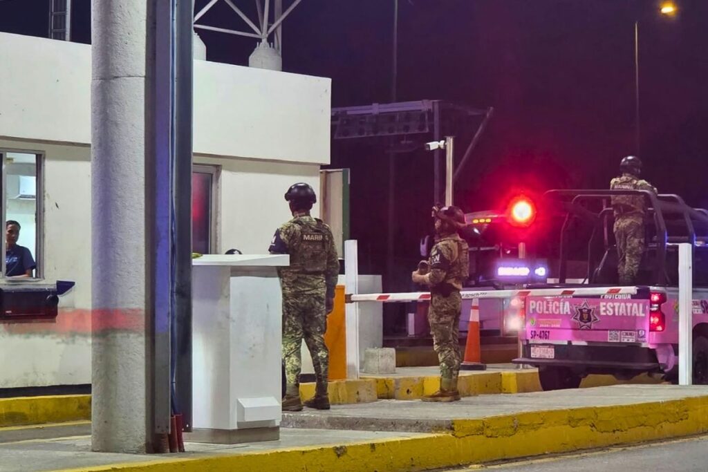 Elementos de seguridad participan en un operativo tras el asalto ocurrido hoy en la caseta de Miahuapan, en Tihuatlán.