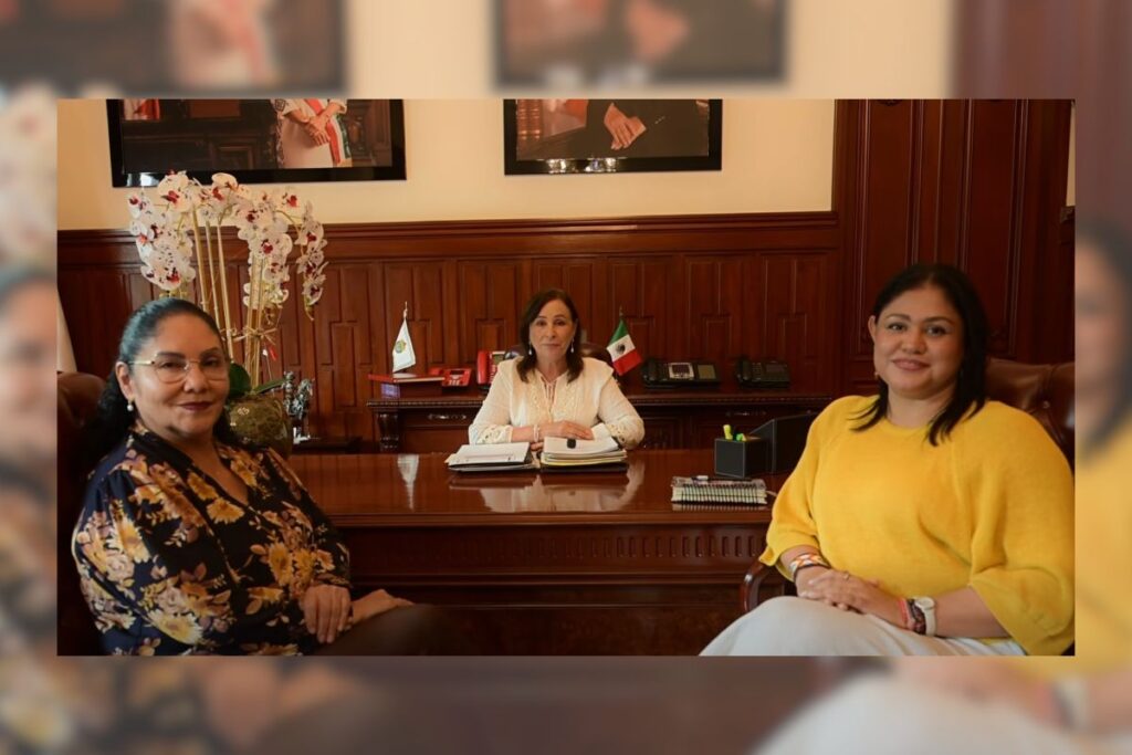 Rocío Nahle, Claudia Tello y Raquel Bonilla durante el anuncio del relevo en la Secretaría de Educación de Veracruz.