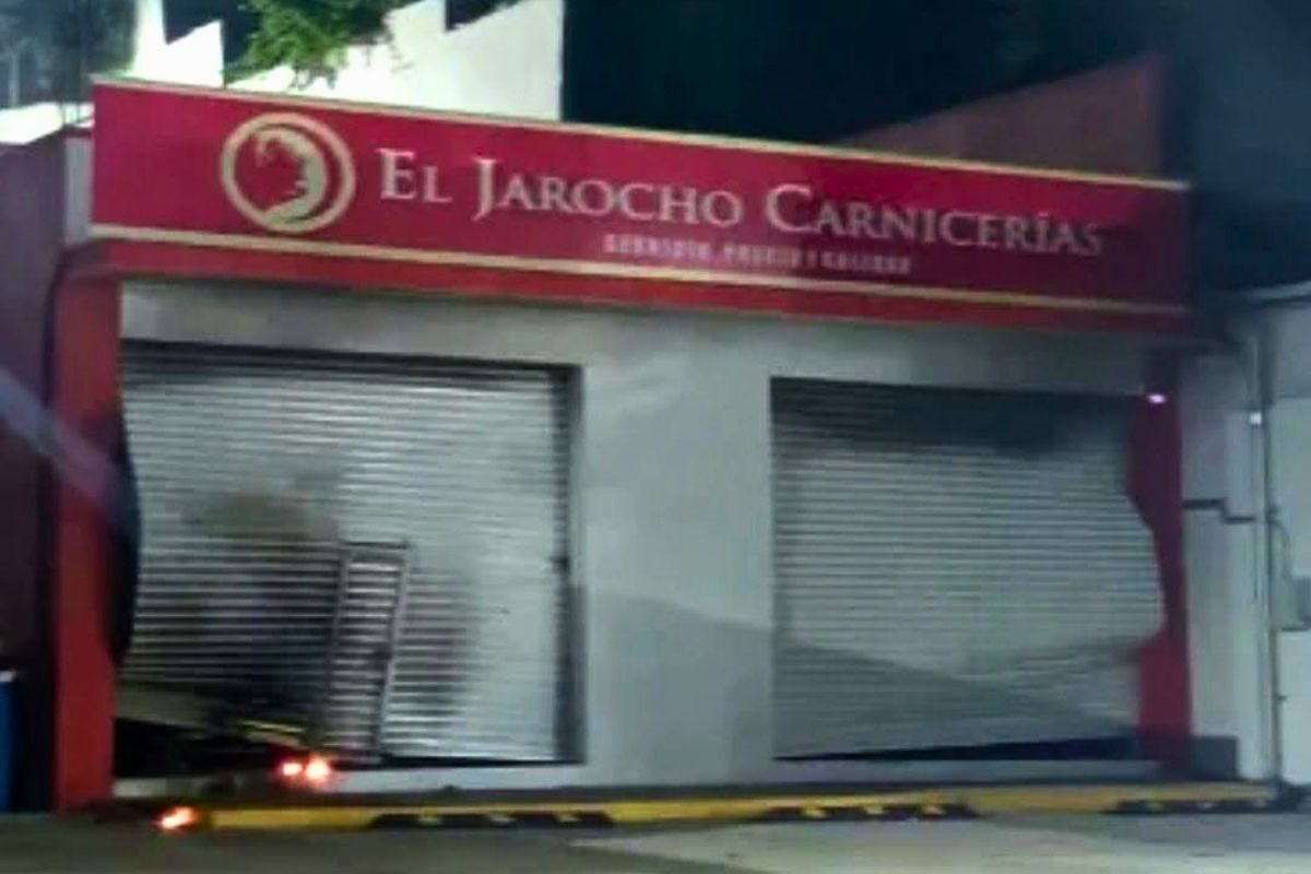 Fachada de sucursal de Carnicería El Jarocho con daños tras ataque armado en Tuxpan, Veracruz.