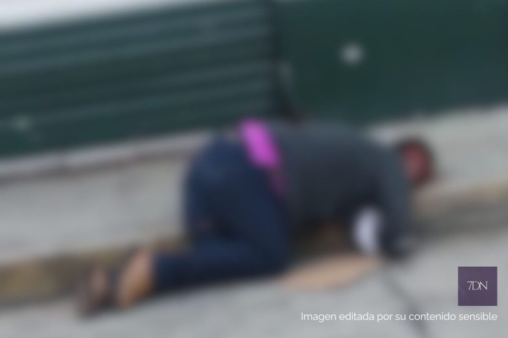 Elementos policiacos resguardan la zona donde un hombre fue ejecutado a balazos en el centro de Cuitláhuac, Veracruz.
