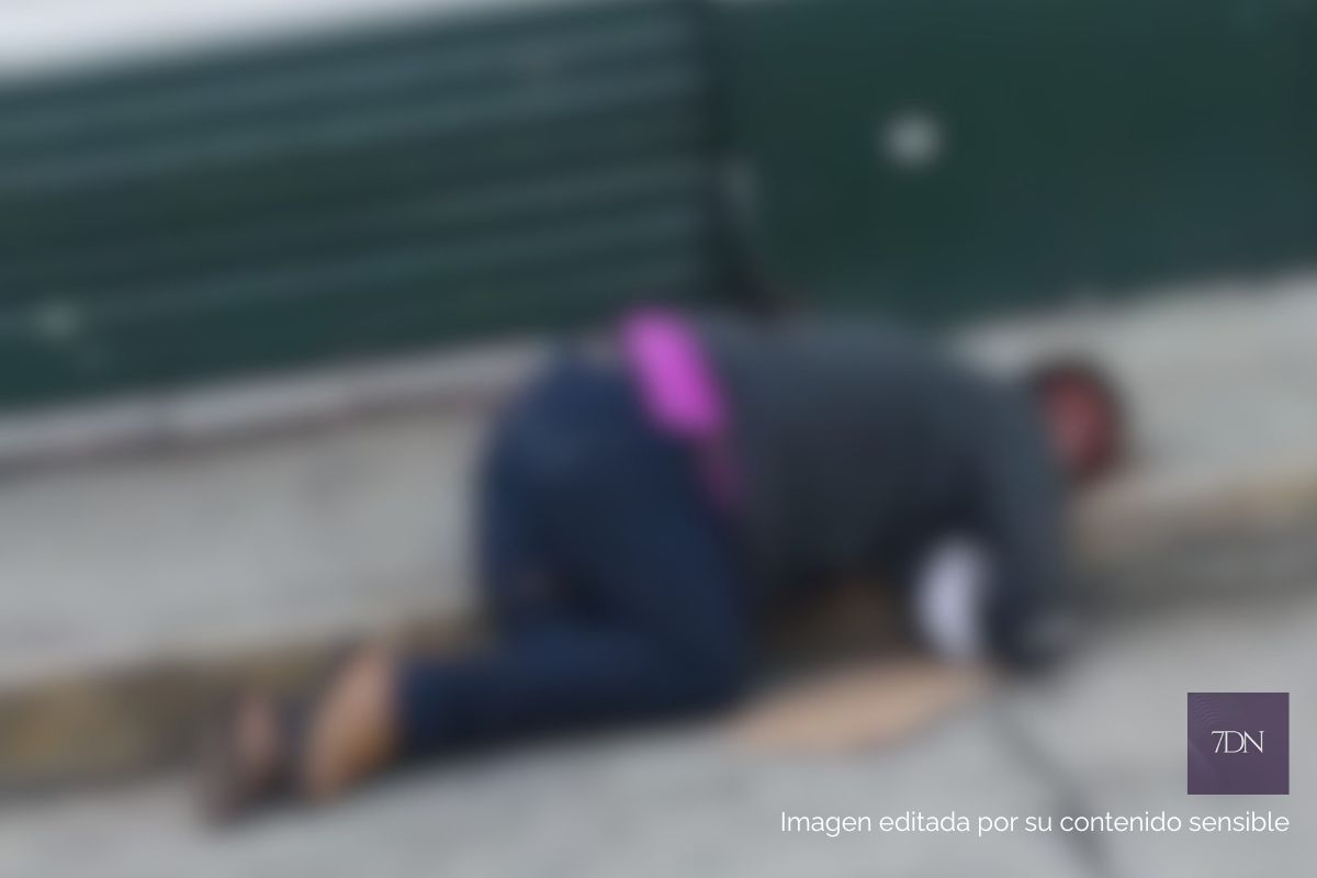 Elementos policiacos resguardan la zona donde un hombre fue ejecutado a balazos en el centro de Cuitláhuac, Veracruz.