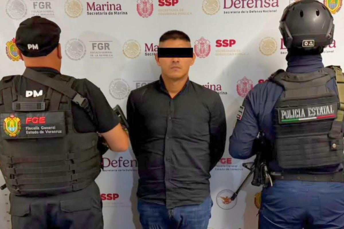 Elementos de seguridad durante la detención de Javier Iván “N”, alias "Delta 1", por el caso de la periodista Roxana Guzmán Ramírez.