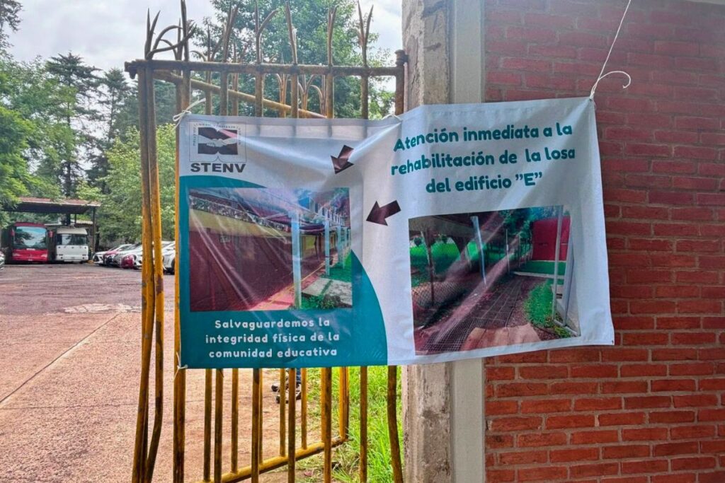 Lonas colocadas por el STENV en la Benemérita Escuela Normal Veracruzana para exigir la rehabilitación del edificio "E".