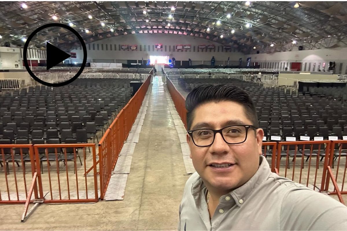 Esteban Ramírez Zepeta durante su visita a Tatahuicapan, donde un grupo de militantes de Morena le impidió permanecer en un evento.