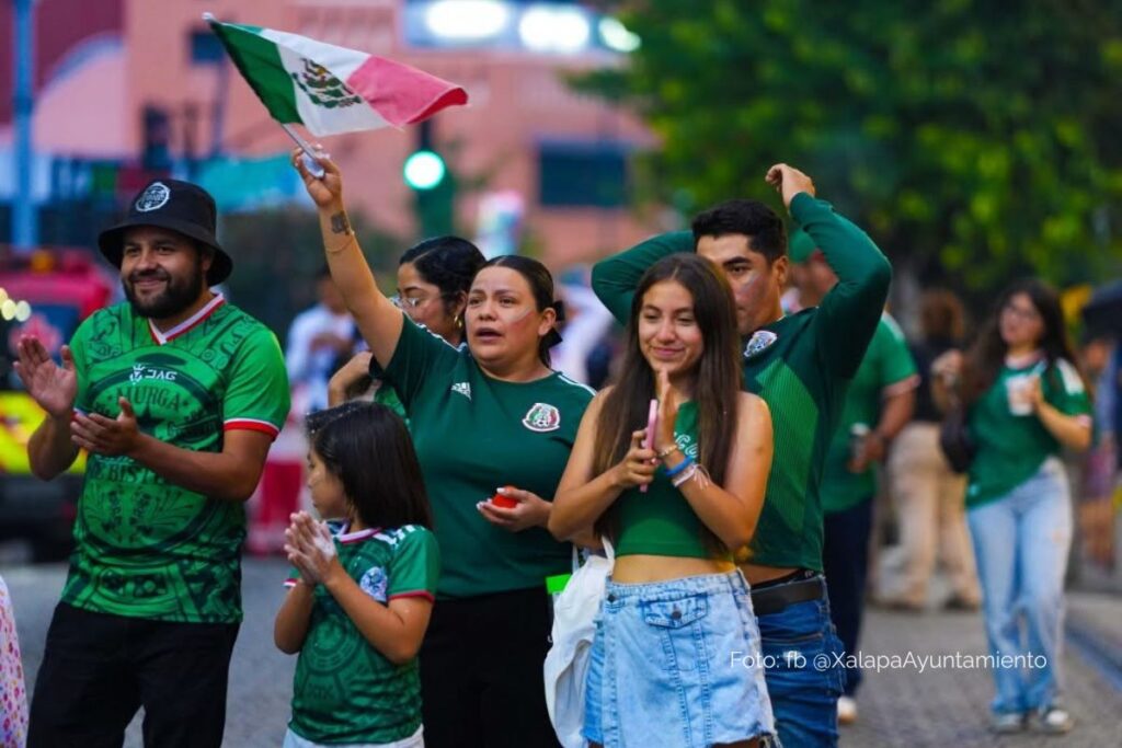 Pantalla gigante instalada en el parque Los Lagos para ver la final del Mundial 2026 en Xalapa.