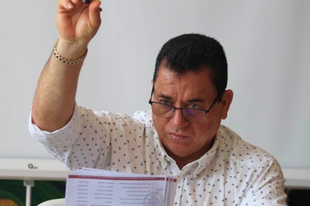 Mantas colocadas en la cabecera municipal de Tempoal con mensajes que exigen la destitución del alcalde Martín Meraz Argüelles.