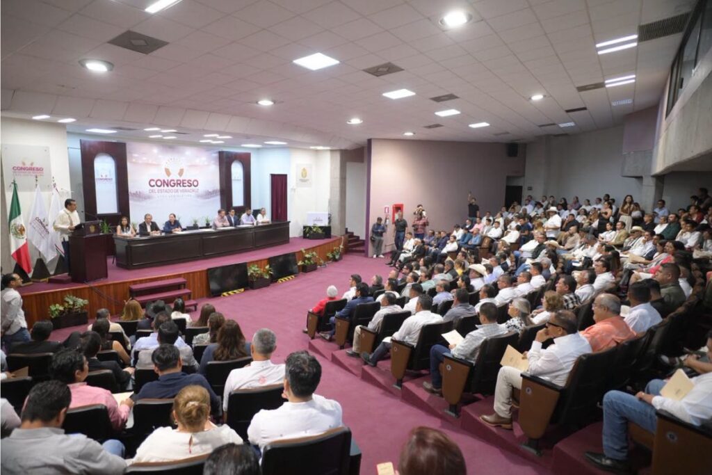 Esteban Bautista Hernández durante la entrega de reconocimientos a ayuntamientos de Veracruz, donde exhortó a los alcaldes a mantener mayor cercanía con la ciudadanía.