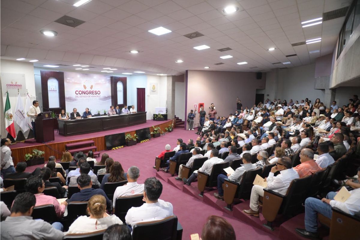 Esteban Bautista Hernández durante la entrega de reconocimientos a ayuntamientos de Veracruz, donde exhortó a los alcaldes a mantener mayor cercanía con la ciudadanía.