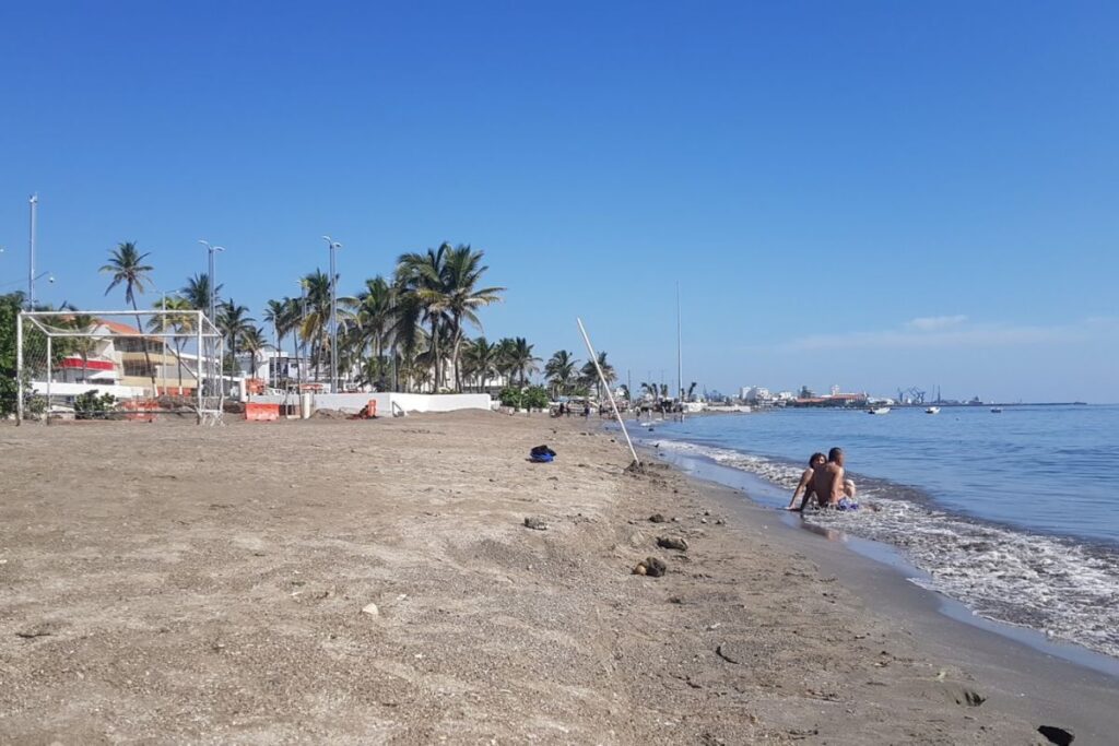 Playa José Martí, una de las dos playas de Veracruz clasificadas por Cofepris como no aptas para uso recreativo durante el verano 2026.