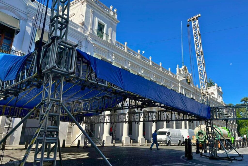Montan estructura para pantallas en Plaza Lerdo; operativo mantiene calles cerradas en Xalapa por el partido México vs. Inglaterra.