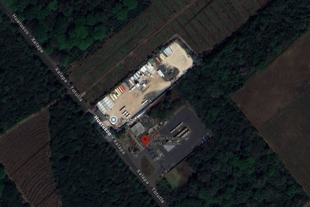 Predio asegurado por autoridades federales en Coatepec, Veracruz, señalado como planta clandestina de procesamiento de combustible.