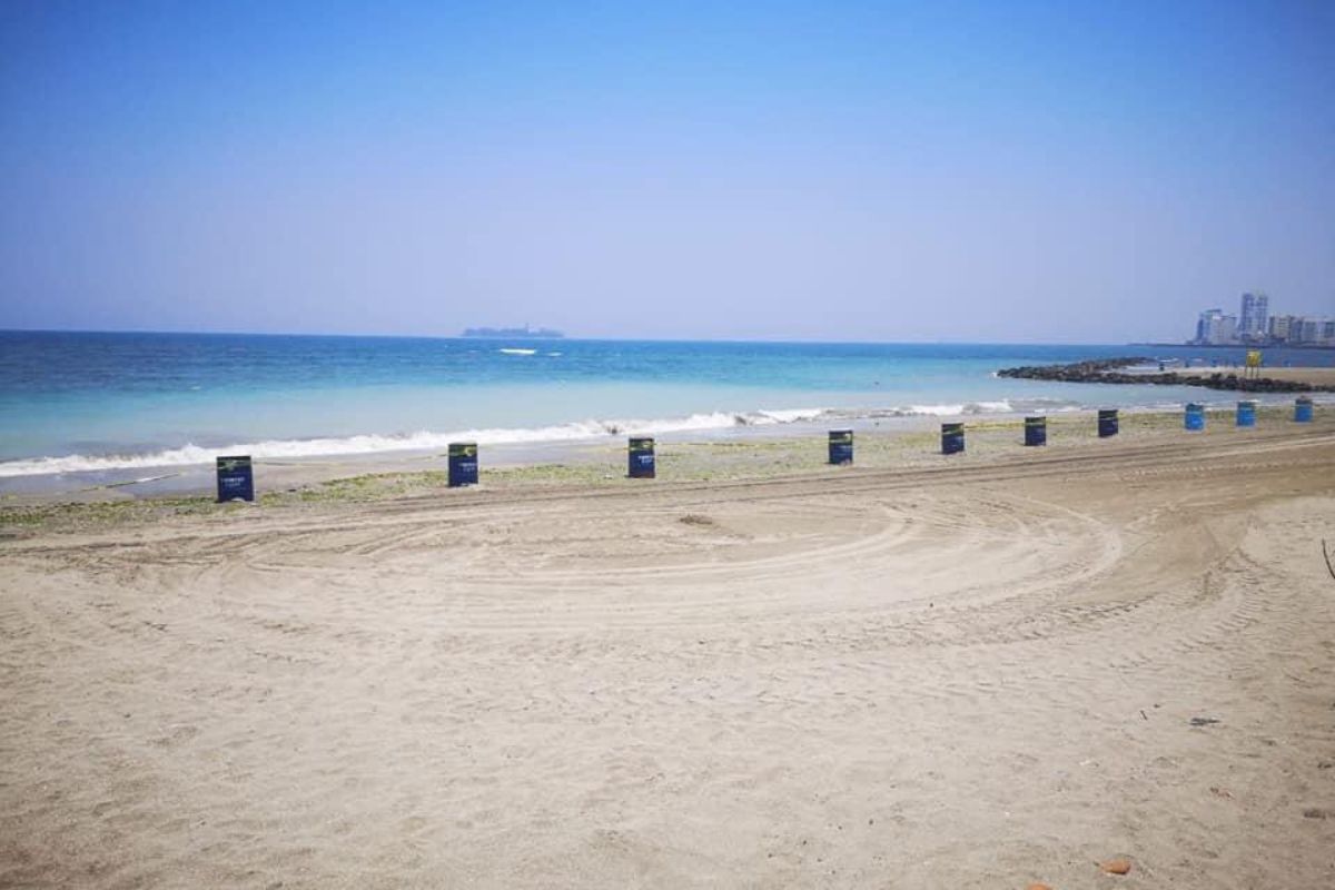 Playa Martí, en Boca del Río, señalada por Cofepris como no apta para uso recreativo debido a altos niveles de contaminación.