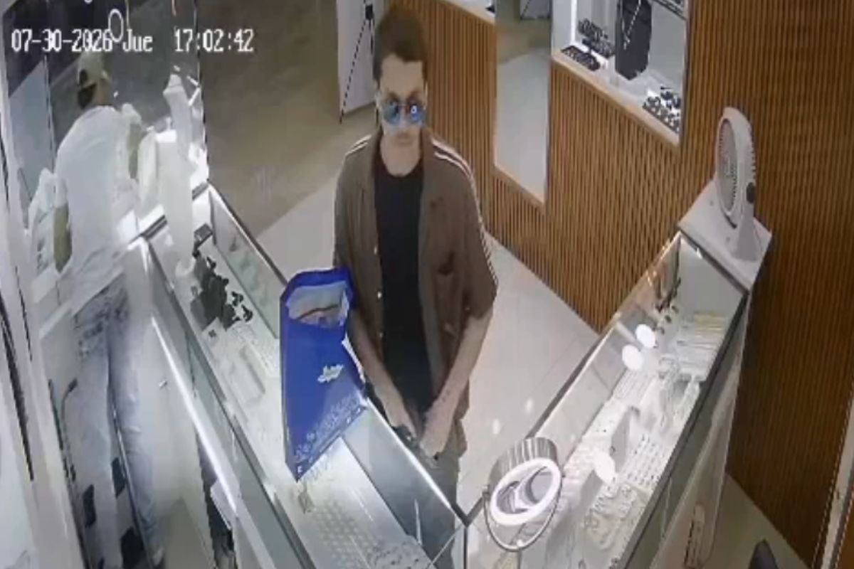 Cámara de seguridad capta asalto armado a joyería Praga en Plaza Ánimas, Xalapa.