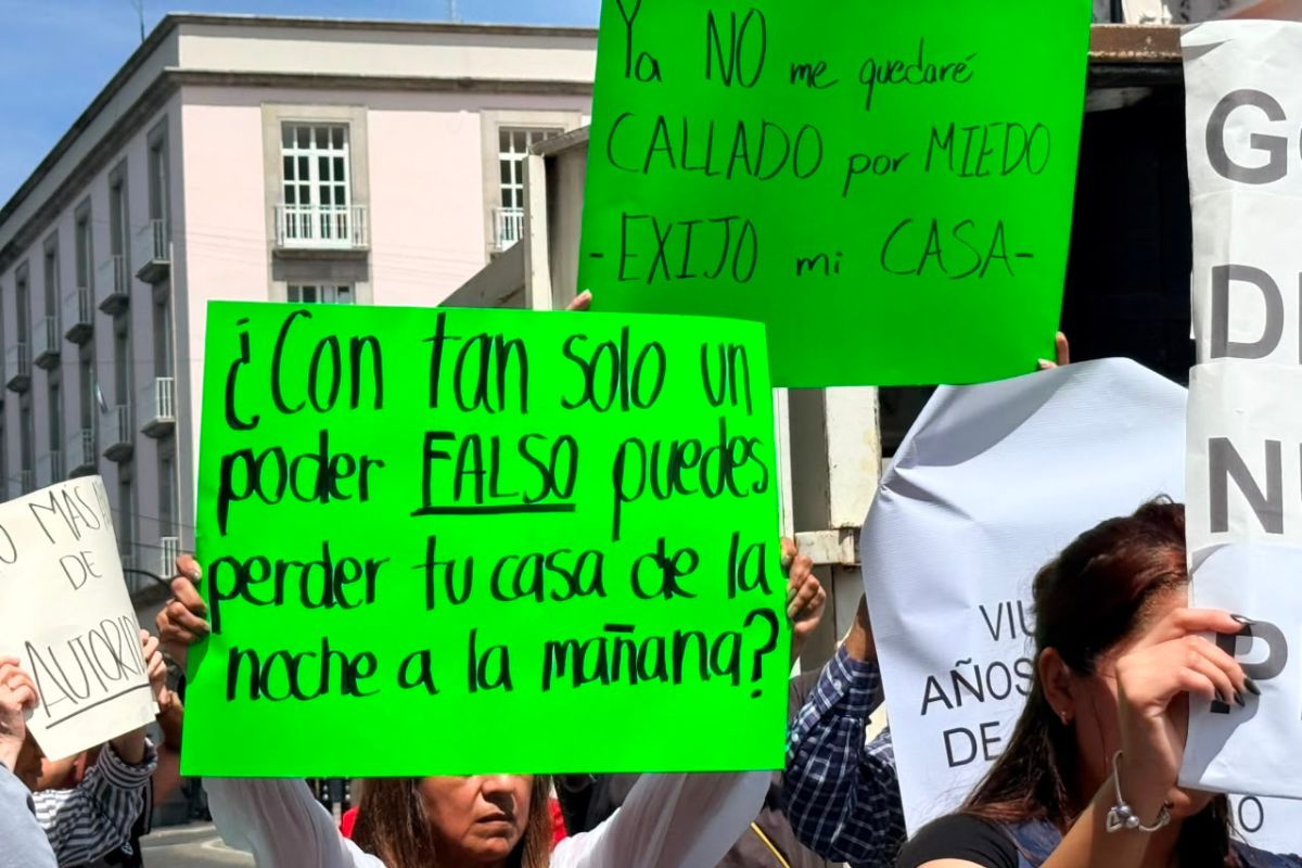 Manifestación en la calle Enríquez, frente al Palacio de Gobierno de Xalapa, donde ciudadanos denunciaron presuntos despojos de viviendas y señalaron la operación de un supuesto cártel inmobiliario.