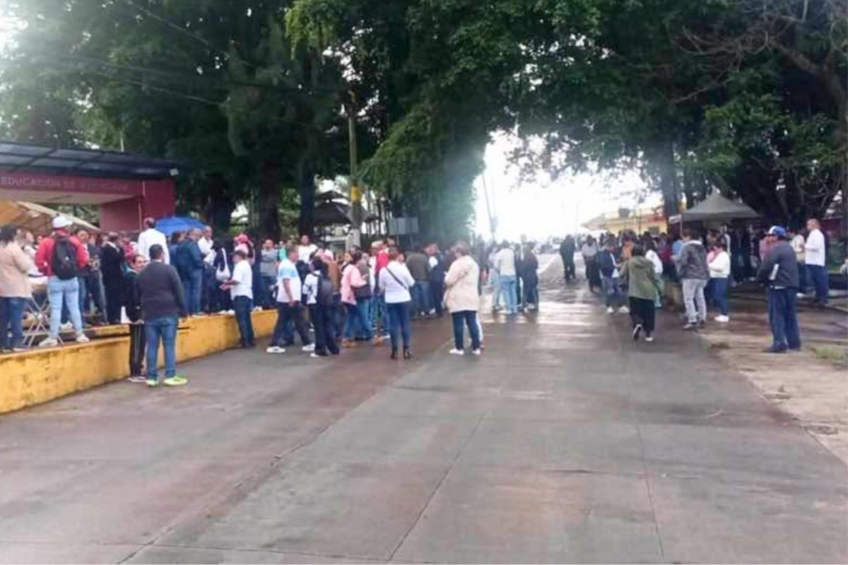 Maestros de la Sección 32 del SNTE durante la protesta en la Secretaría de Educación de Veracruz para exigir solución al rezago laboral y transparencia en la USICAMM.