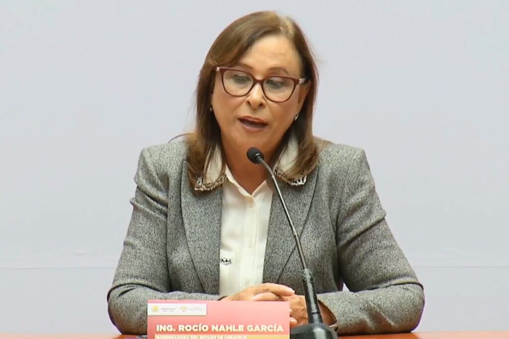 Rocío Nahle informa sobre la investigación de los cinco cuerpos hallados en la autopista Orizaba-Puebla durante una conferencia de prensa.