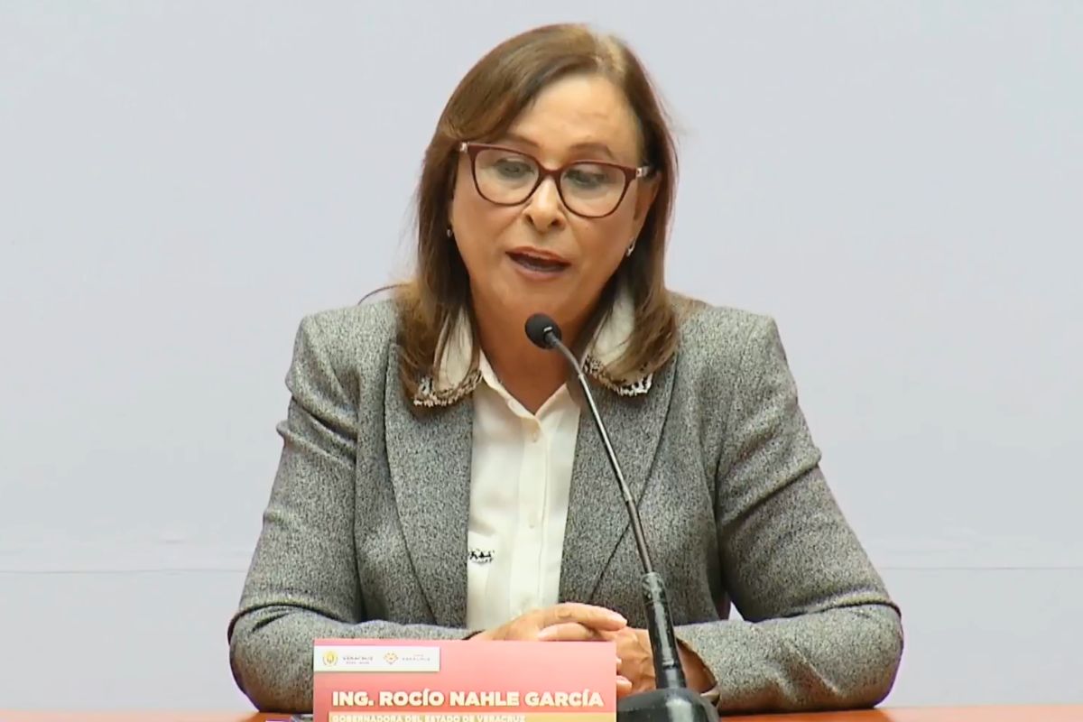 Rocío Nahle informa sobre la investigación de los cinco cuerpos hallados en la autopista Orizaba-Puebla durante una conferencia de prensa.
