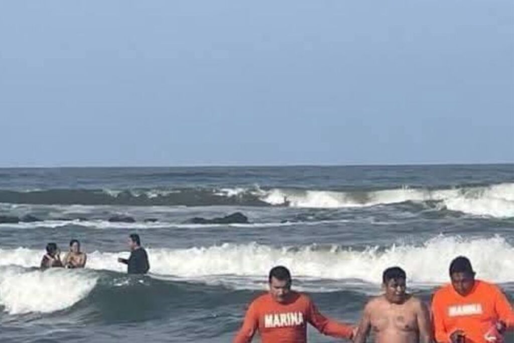 Elementos de la Secretaría de Marina durante el rescate de un turista en Playa de Chachalacas, municipio de Úrsulo Galván, Veracruz.