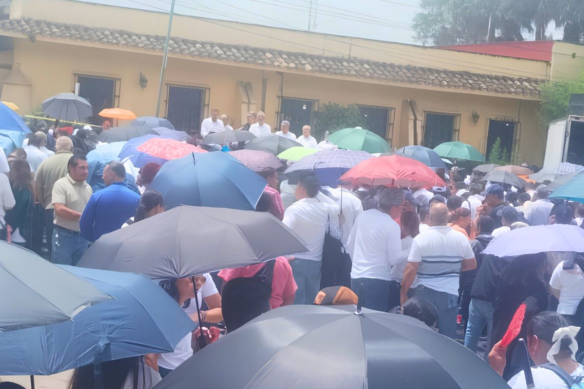 Daniel Covarrubias López durante el posicionamiento de la Sección 32 del SNTE en la SEV, donde exigió a Claudia Tello atender las demandas del magisterio.