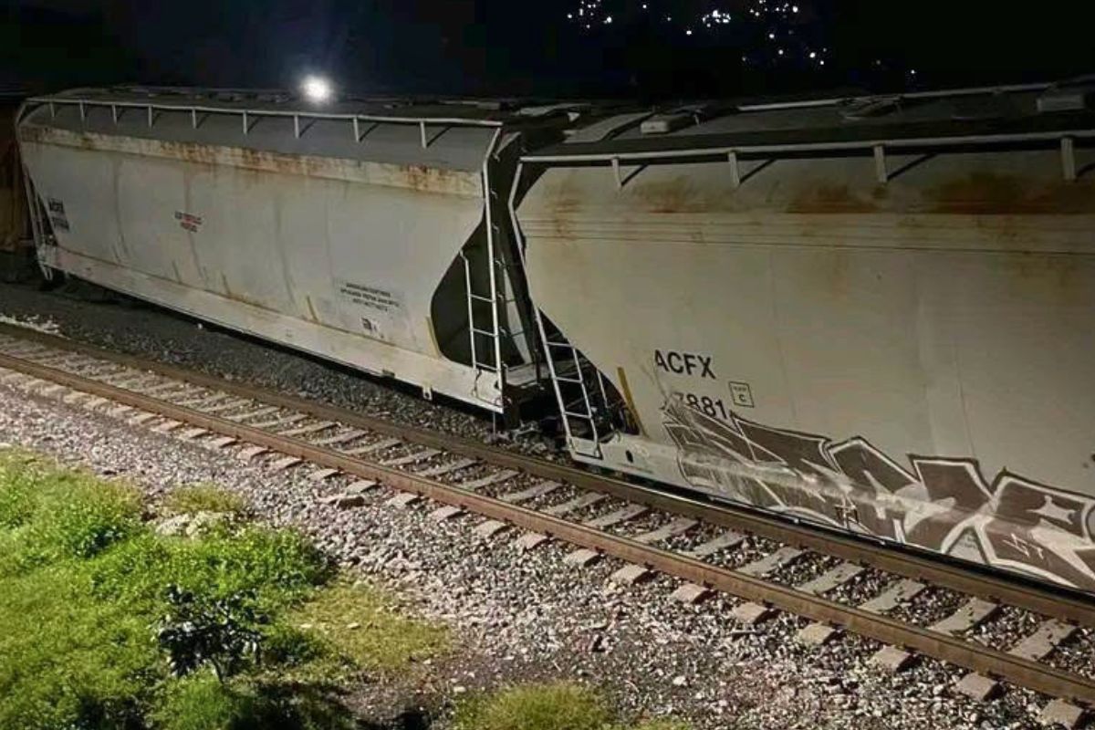 Tren de carga descarrilado en Ciudad Mendoza, Veracruz, donde 11 vagones salieron de las vías durante la madrugada.