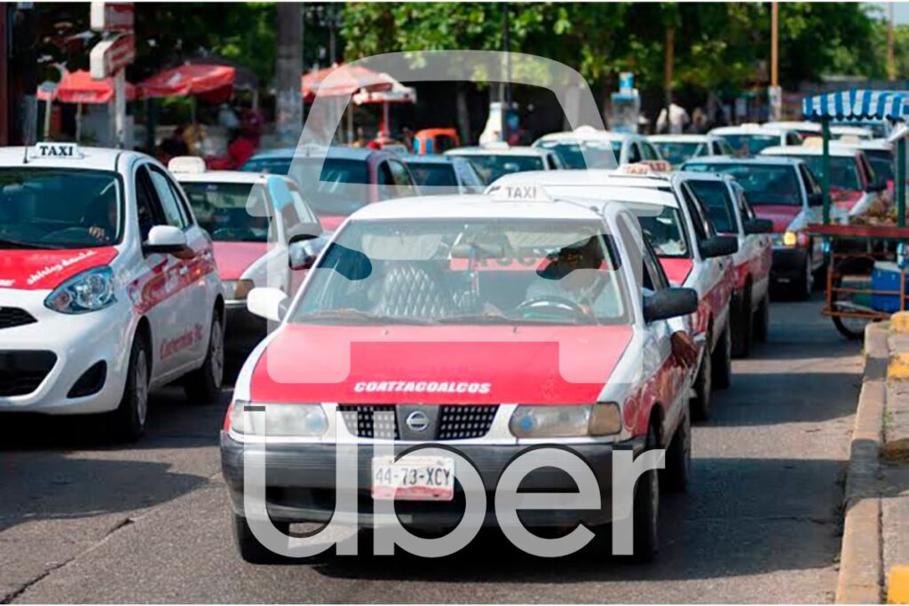 Representantes de organizaciones de taxistas de Veracruz durante la conferencia en la que solicitaron participar en la reforma para regular las plataformas digitales de transporte.