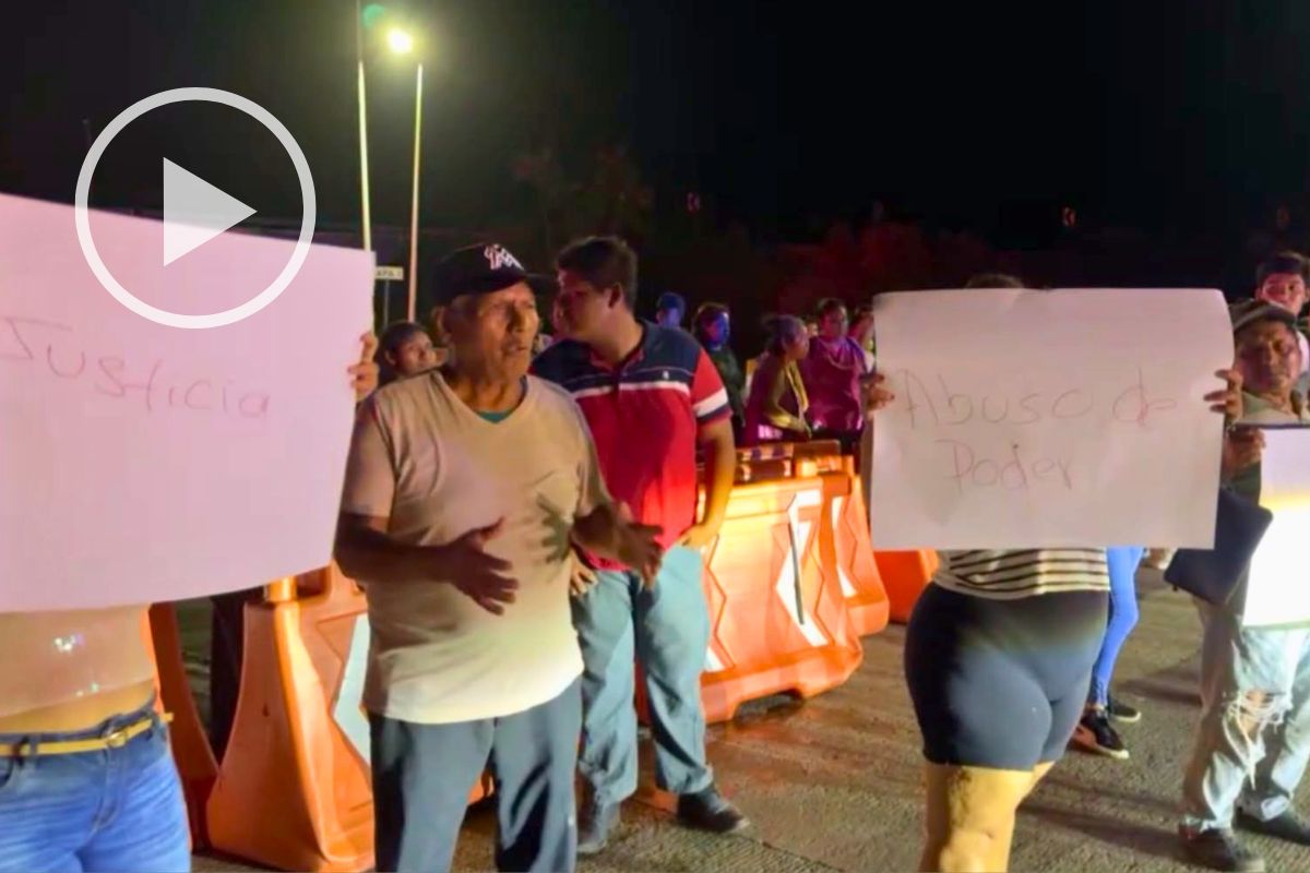 Familiares y habitantes de Cerro Colorado protestan en Cosamaloapan tras la muerte de Rafael Rendón Martínez.