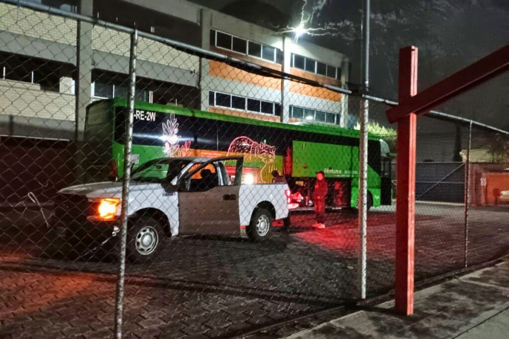 Jugadores infantiles de Halcones UV junto al autobús que presentó una falla mecánica tras un partido disputado en Toluca.