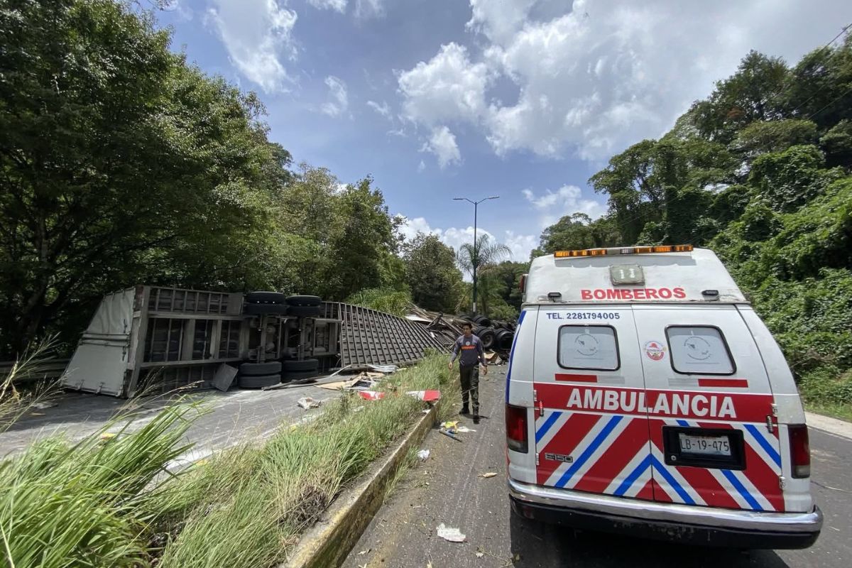 Tráiler volcado sobre la carretera Xalapa-Coatepec, a la altura de Río Sordo, donde autoridades mantienen cerrada la circulación y realizan maniobras para retirar la unidad.