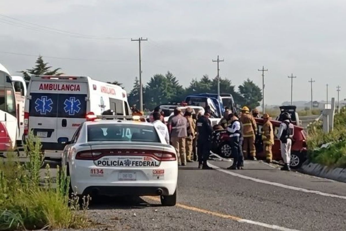 Accidente entre un autobús AU y un Nissan March en la carretera Perote-Altotonga, en Veracruz, donde tres integrantes de una familia perdieron la vida.