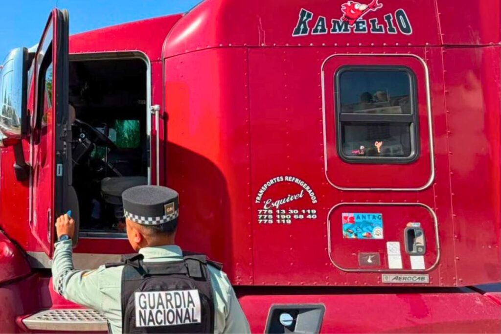 Tráiler circulando en una carretera de México, contexto de inseguridad y bloqueos carreteros anunciados por transportistas para septiembre de 2026.