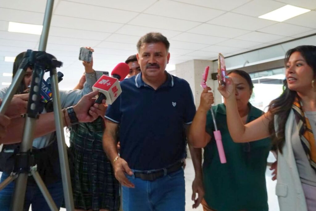 Bertín Bravo Montero, alcalde de Úrsulo Galván, a su llegada al Congreso de Veracruz.